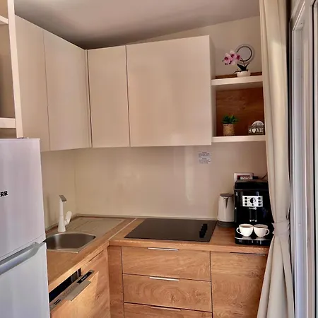 Mobile Ek Estrada Biograd Na Moru